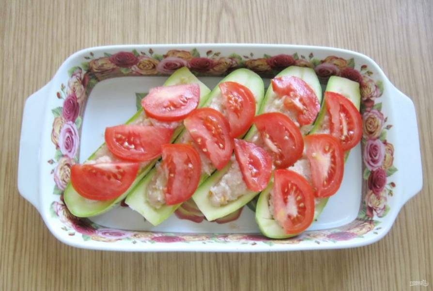 Нарежьте помидоры и выложите на фарш.