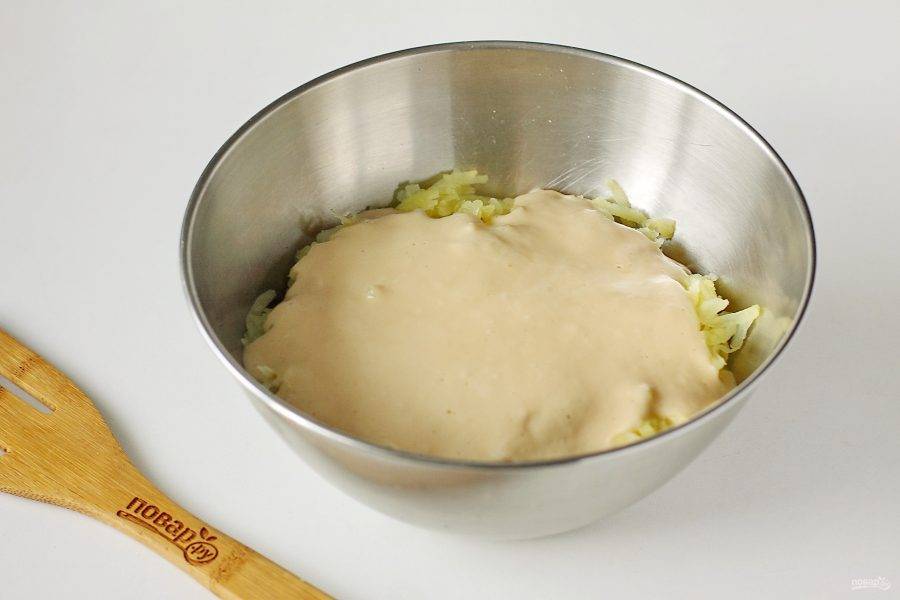 Соедините тертый картофель и молочно-мучную смесь.