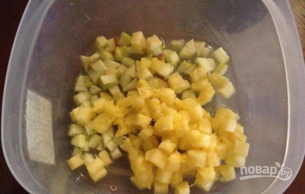 Нарежьте мелкими кубиками ананас.