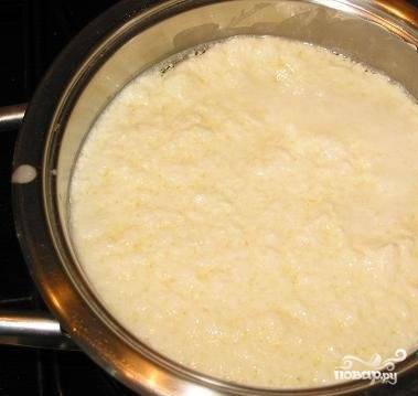 1.	Перед тем, как приготовить адыгейский сыр, нужно позаботиться о закваске. Налейте кефир в кастрюлю, поставьте на небольшой огонь. Постепенно минут через 5 кефир разделится на две составляющие: творог и сыворотку. 