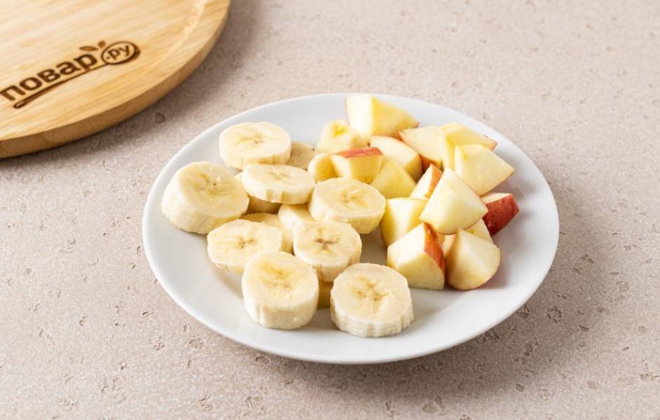 Яблоко помойте, удалите сердцевину и нарежьте ломтиками. Банан очистите от кожуры и нарежьте кружочками.