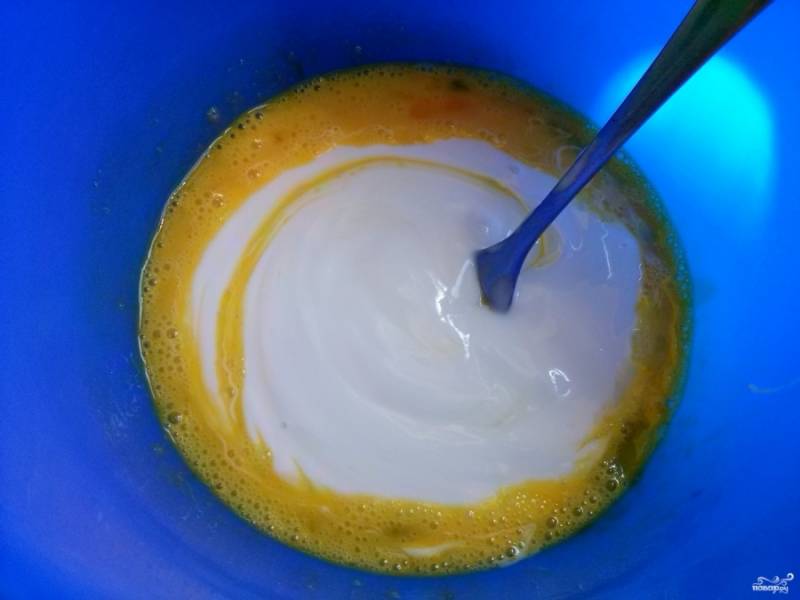 Яйцо размешайте вилкой, добавьте йогурт, тщательно всё перемешайте.
