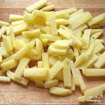 Если вы хотите классический картофель фри, то нарежьте картошку брусочками.