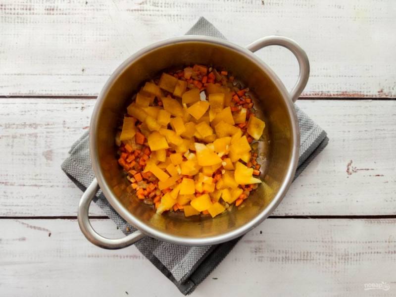 Болгарский перец помойте, мелко нарежьте и выложите к луку с морковью. Жарьте овощи 5-6 минут.