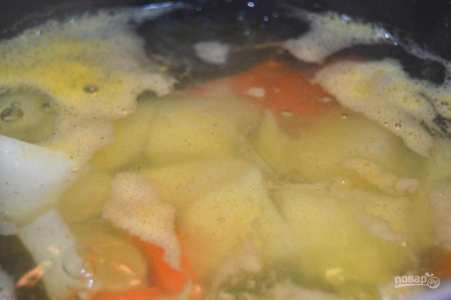 6.	Добавьте в суп карри и готовьте 20 минут.