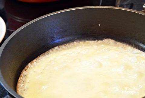 Выливайте понемногу тесто на сковородку, обжаривайте блины с двух сторон. Смажьте готовые блины сливочным маслом. Подавайте к столу, пока они горячие.