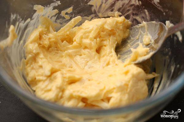 Перемешиваем тертый сыр со сливочным маслом.