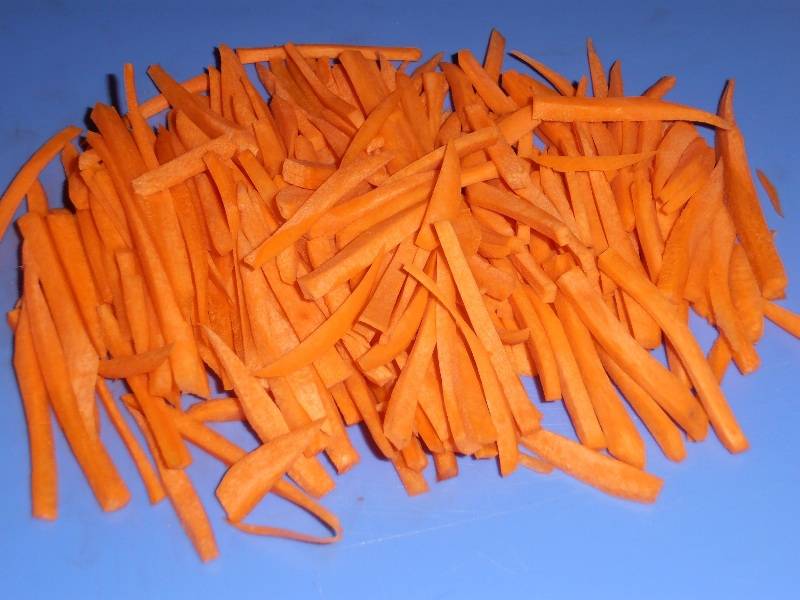 Морковь также очищаем и нарезаем ее брусками, можно, в принципе, и потереть морковь на крупной терке. 