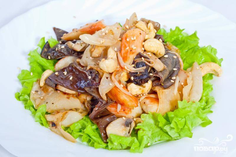 Салаты с морепродуктами и грибами