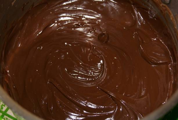 Сделайте ганаш для покрытия: растопите на водяной бане шоколад, добавьте сливки и какао немного. Дайте остыть, чтобы стал пластичным.