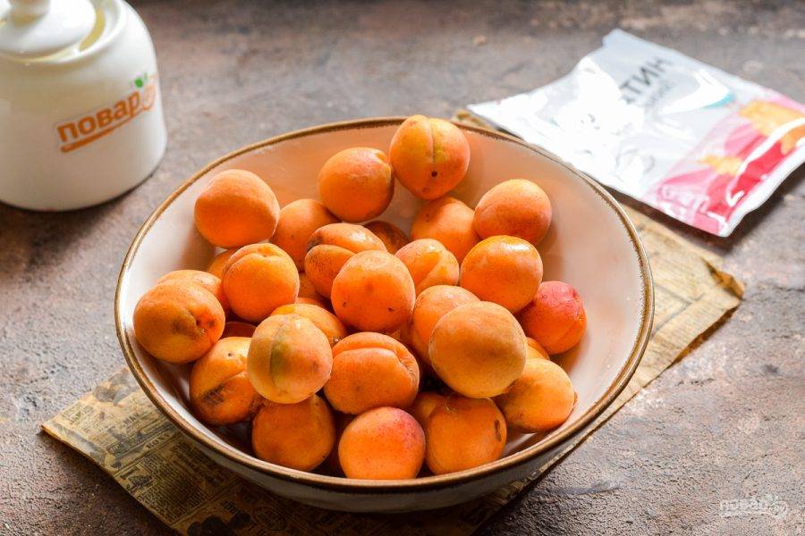 Подготовьте абрикосы, сахар и желатин.