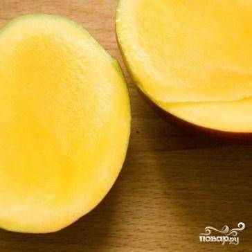 Плод манго чистим и разрезаем на небольшие кусочки.