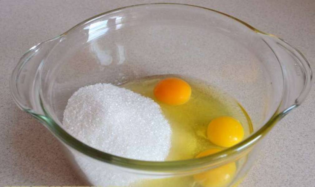 Яйца с сахаром взбить.