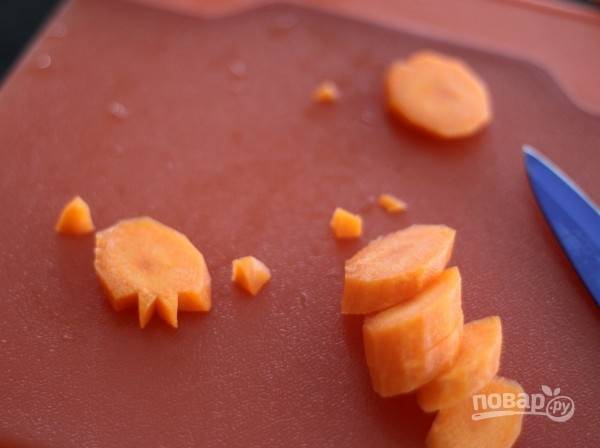 1. Отварите яйца вкрутую, остудите и очистите. Нарежьте тонкими ломтиками морковь и вырежьте вот такие "хохолки". 