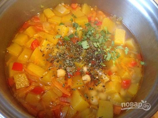 После того, как суп покипит минут 15, добавим по вкусу соль, базилик, петрушку и черный перец. Варим еще минуты 3-4.