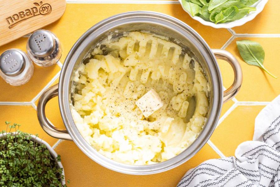 Посолите и поперчите по вкусу. Добавьте сливочное масло. Все перемешайте.