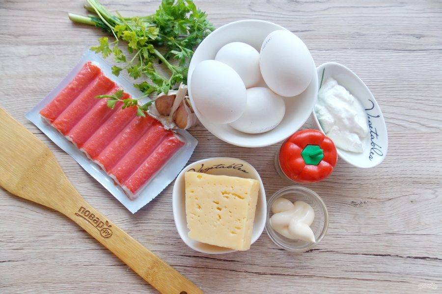 Подготовьте ингредиенты для приготовления яичных рулетиков.