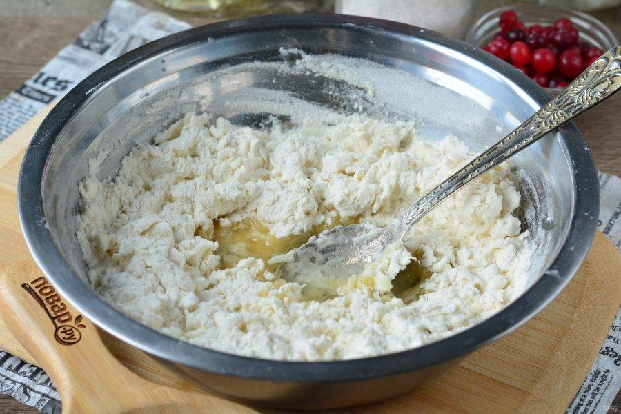 Влейте растительное масло в тесто.