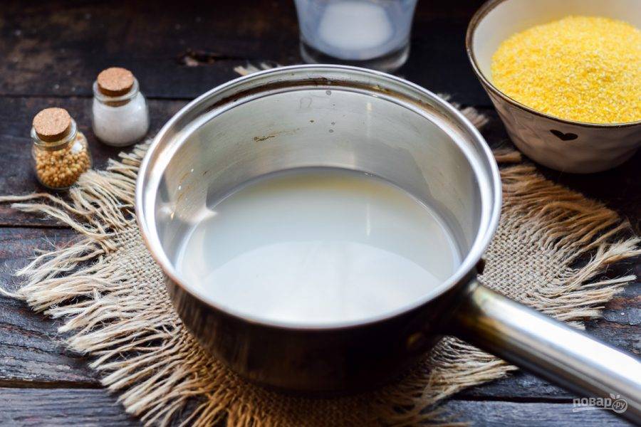 В сотейник или в кастрюлю влейте порцию молока, после добавьте воду. Прогрейте хорошо жидкость.