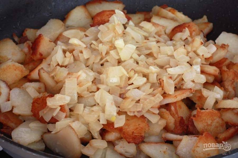 6.	Верните лук в сковороду к картофелю.