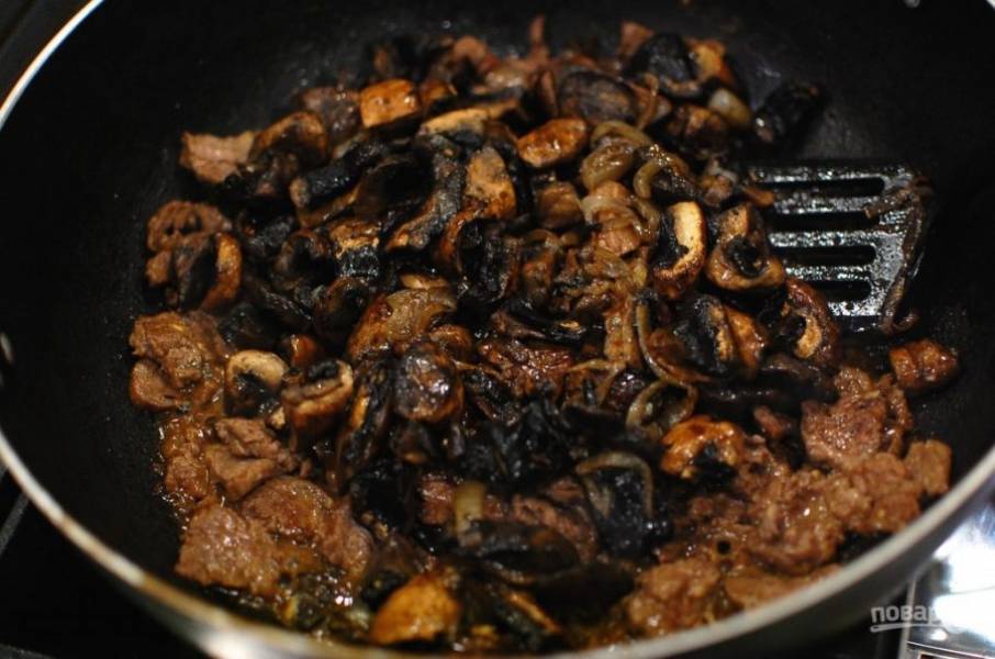 6.	Верните грибы в сковороду к мясу, влейте бульон, доведите до кипения.