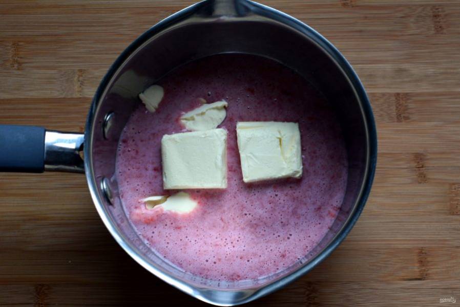 Отмеряйте в кастрюльку для теста 150 мл клубничного пюре, а также влейте молоко. Добавьте соль, масло и доведите массу до кипения. 