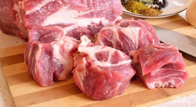1.	Перед тем как приготовить шашлык из свинины на уксусе, приобретите качественную свинину (желательно шею). Помойте мясо, высушите его бумажным полотенцем. Нарежьте кусками по размеру, как крупное куриное яйцо.