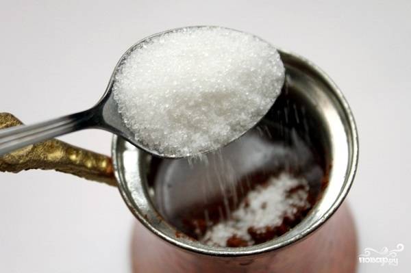 3. Добавьте сахар, если предпочитаете сладкий напиток. Для более насыщенного аромата можете взять тростниковый сахар. 