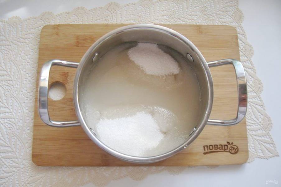 Налейте в сахар воду и поставьте кастрюлю на плиту. Помешивая, доведите сахар до полного растворения. Сироп готов.