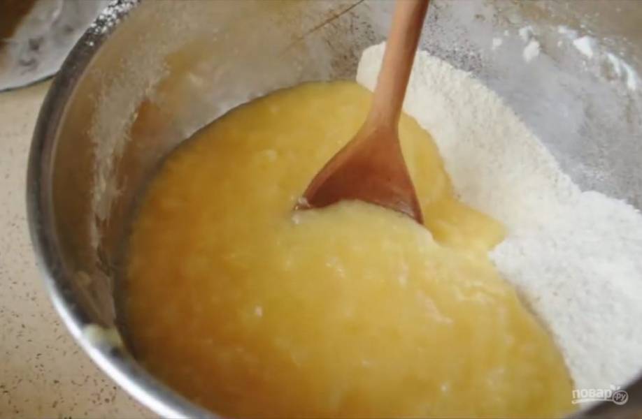 2. Просейте муку, добавьте сахар и другие сухие ингредиенты, хорошо перемешайте. Добавьте яично-ананасовую массу, перемешайте тесто до однородной массы (по консистенции оно должно быть, как густая сметана). 