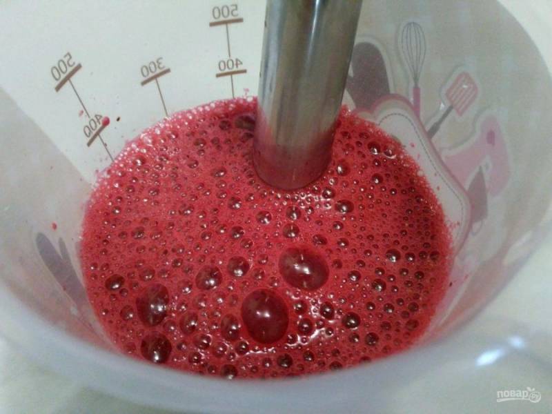 С помощью погружного блендера измельчите ягоды до получения однородной массы (смузи).