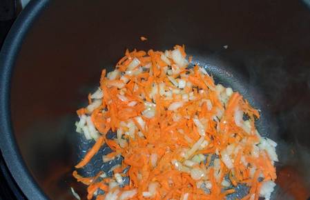 2. Лук и морковь измельчаем. В режиме "жарка" на растительном масле обжарим 10 минут.