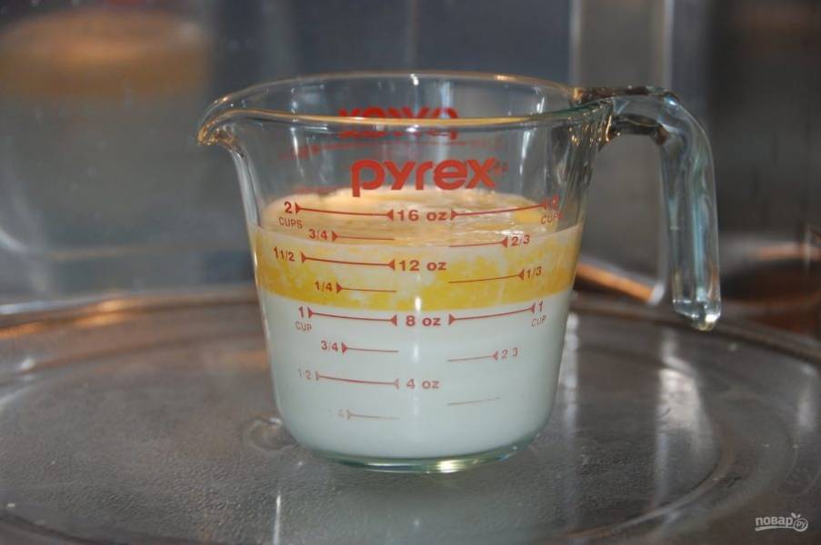 1.	В мерную чашу выложите 120 грамм масла и влейте 1 стакан молока. Отправьте в микроволновую печь и растопите. 