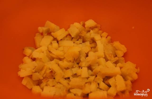 Картофель очищаем от кожуры и нарезаем кубиками со стороной 1-1,5 сантиметра. 