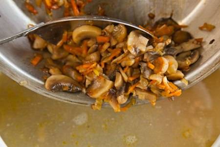 Потом добавьте тушеные овощи и грибы. Посолите и поперчите по вкусу. Варите суп еще минут 5. 