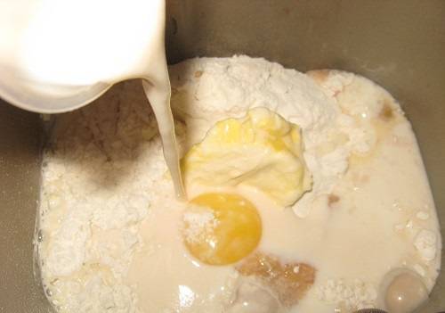 5. Влить молоко. Приготовить тесто на баурсаки в домашних условиях можно также на кефире или на сыворотке, например. 