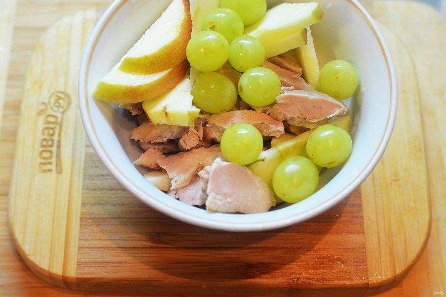 5. Смешайте нарезанную курицу, яблоко и виноград.
