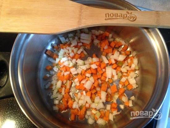 2. В кастрюле, в которой будем варить суп, разогреваем растительное масло и обжариваем минут 5 лук с морковью.