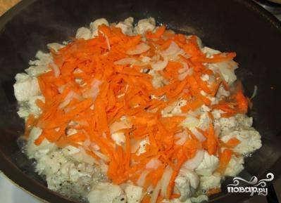 Затем добавим к курице лук и морковь.
И тушим на протяжении 3-4 минут. Не забывайте помешивать.