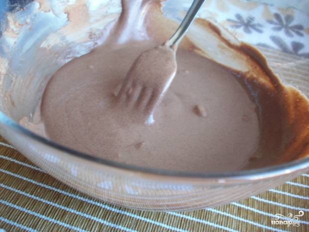 3. Добавьте в эту смесь какао-порошок и ванильный сахар. Тщательно смешивайте до состояния однородности.