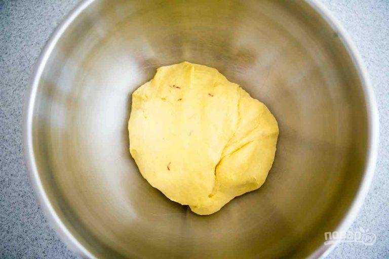 7.	Выложите тесто в смазанную растительным маслом миску.