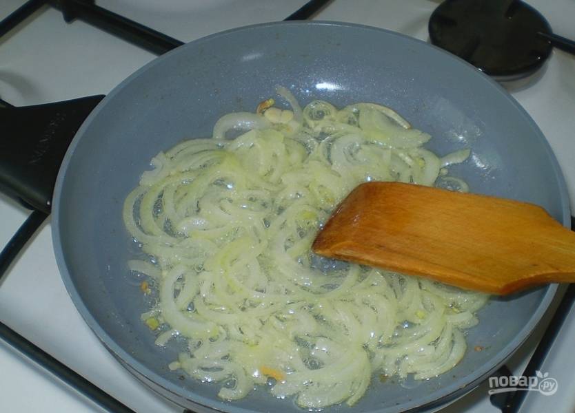 3. Отправляем лук на сковороду с растительным маслом. 