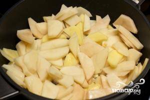 Далее в сковородку добавить картофель и жарить на среднем огне около 6-8 минут.
