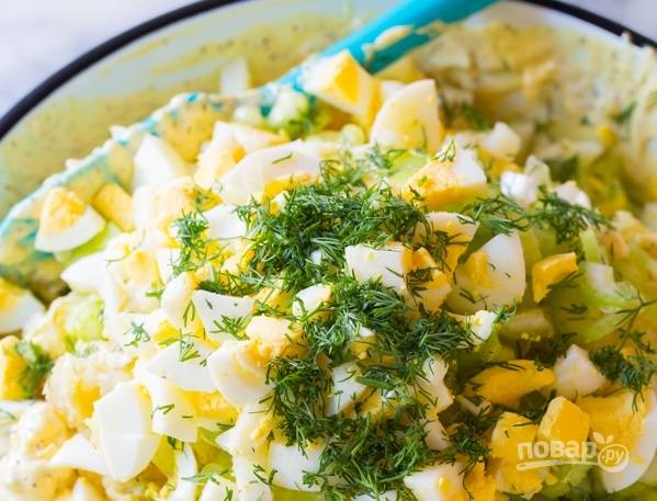 5. Добавьте остальные ингредиенты и измельченную зелень. Аккуратно перемешайте - и можно подавать картофельно-яичный салат к столу.