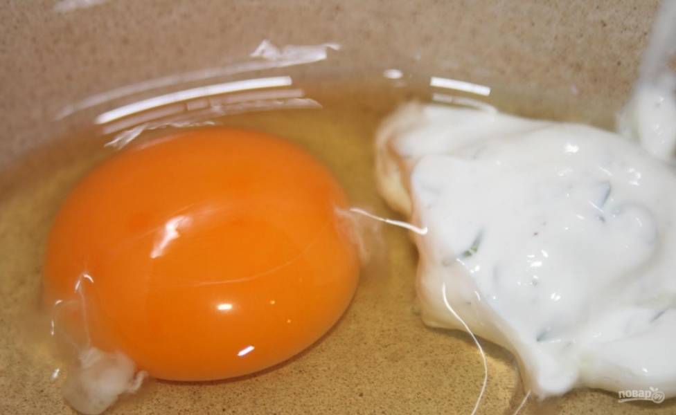 7.	В миску вбиваю яйцо, добавляю сметану и вилкой взбиваю, добавляю немного зелени.