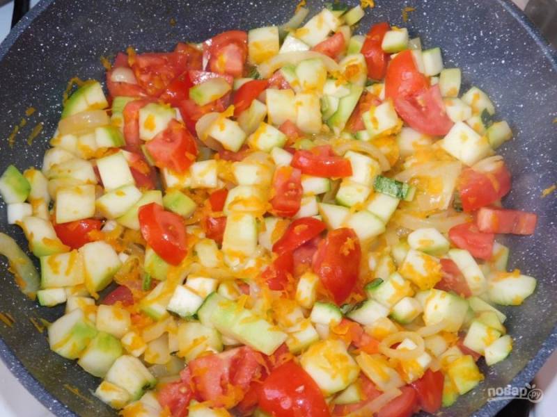 Добавьте нарезанные помидоры и жарьте под крышкой в течение 5 минут.