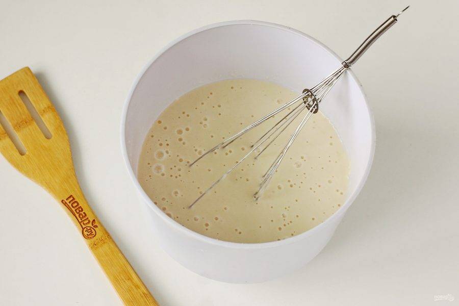 Вновь все перемешайте. Тесто готово. Если тесто получилось достаточно густым, то можно разбавить его молоком или водой до нужной консистенции. Помните, чем гуще тесто, тем толще получатся блины.