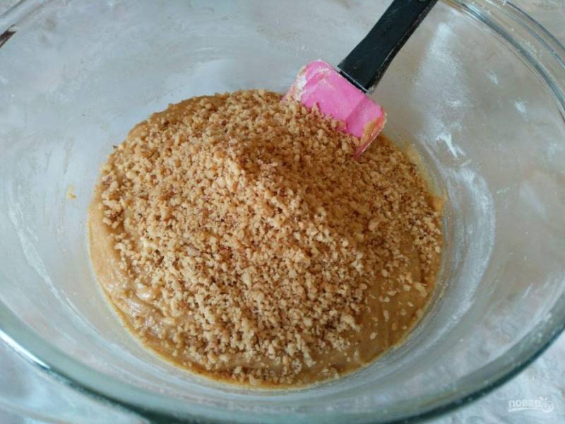 Измельчите орехи в крошку и добавьте в тесто, которое должно получиться достаточно вязким и липким. Окончательно всё перемешайте.