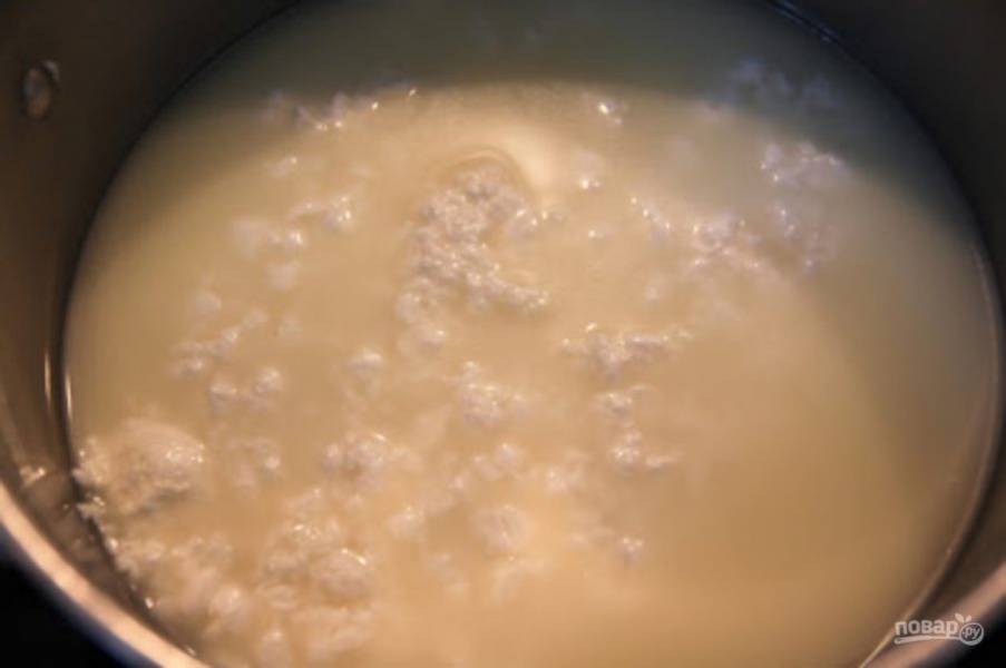 Наливаем молоко в кастрюлю, добавляем бактерии, перемешиваем и оставляем на час. Затем влейте в молоко нужное количество сычужного фермента (см. на упаковке). Нагрейте до 30 градусов, накройте и оставьте еще на 1 час.

Через час слейте часть сыворотки, так чтобы остальная часть только немного покрывала сыр.
