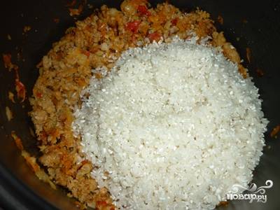 Когда фарш обжарится, добавьте в мультиварку рис.